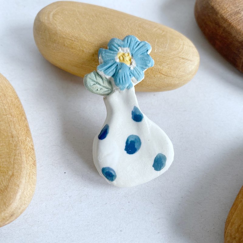 Flower vase brooch / handmade ceramic - Brooches - Pottery Multicolor