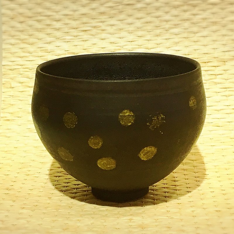 Black pottery bowl with golden dots - ถ้วย - ดินเผา สีดำ