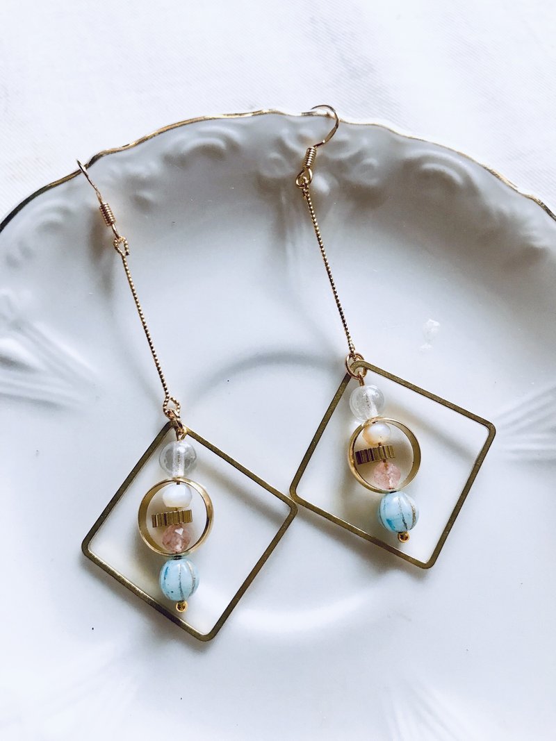 宇宙小魔女春天魔法計畫草莓晶垂墜耳環 - 耳環/耳夾/耳骨夾 - 其他金屬 金色