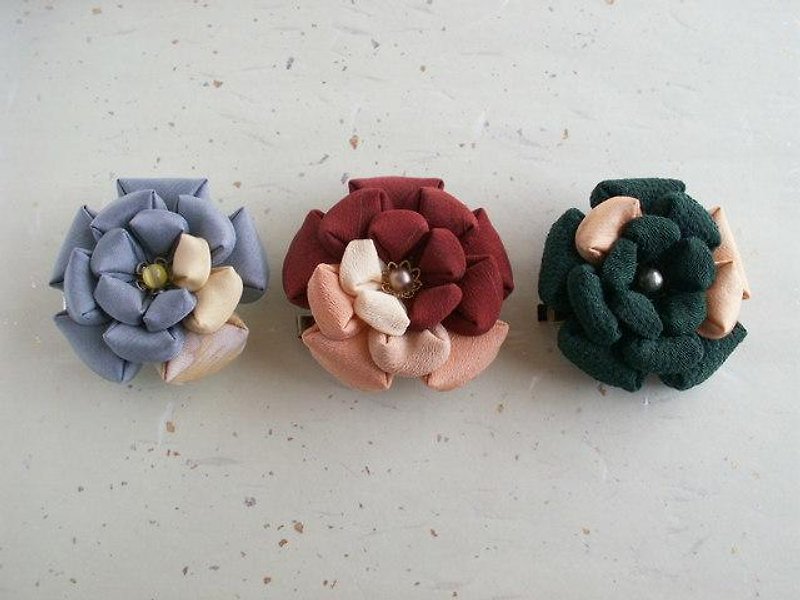 Knob work W metal brooch made from old cloth [Camelia] You can use it everyday ♪ - Brooches - Silk Brown