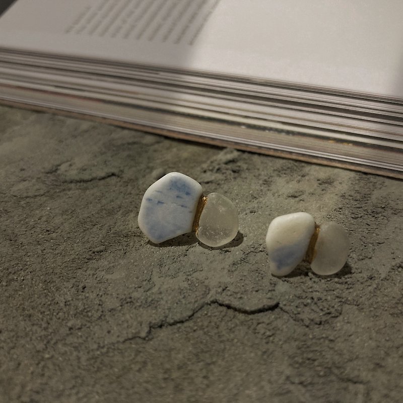 sea glass and sea pottery stud earrings made by kintsugi【blue×white】 - ต่างหู - สแตนเลส สีน้ำเงิน