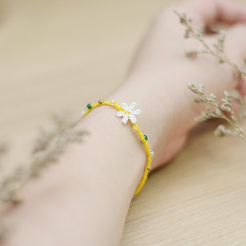 A handmade yellow knitting crochet bracelet by Niyome craft. - 手鍊/手環 - 棉．麻 黃色