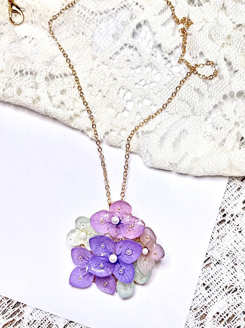 hydrangea brooch necklace - เข็มกลัด - พืช/ดอกไม้ 