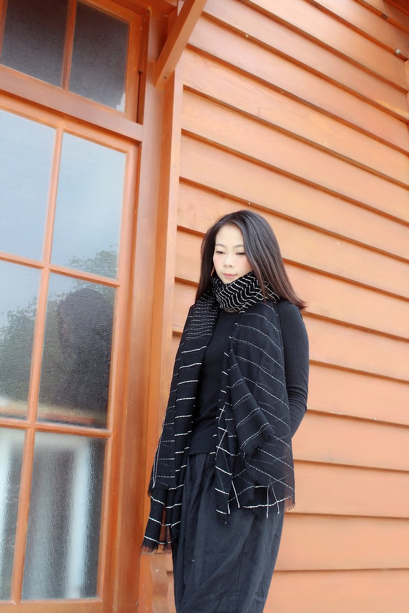 [spot] white striped black wool scarf - ผ้าพันคอถัก - ขนแกะ สีดำ