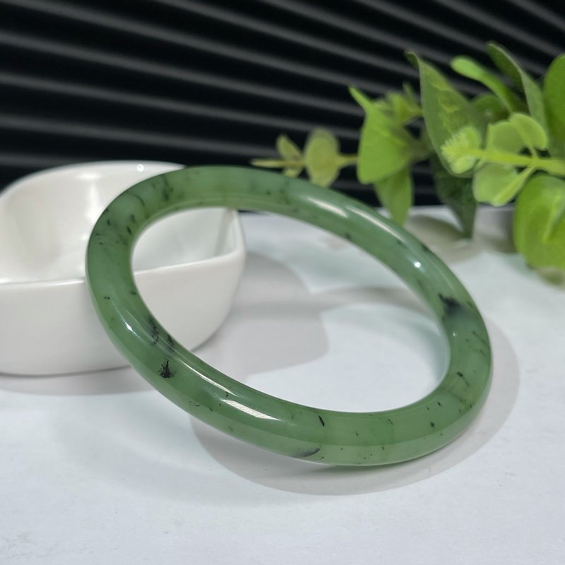 和田玉碧玉手鐲62MM 俄料烏蘭海獼猴桃綠圓條玉手環 油潤清爽雅致 - 手鍊/手環 - 玉石 綠色