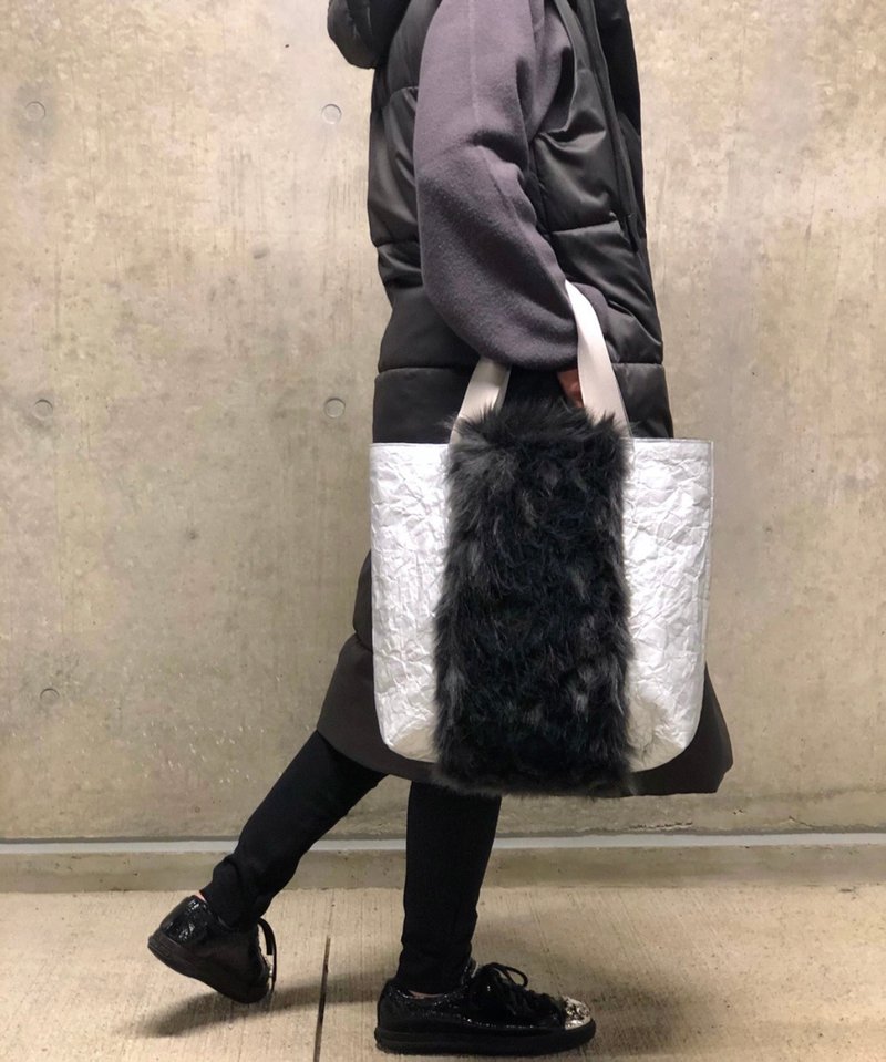 [From Tokyo] Italian eco-fur / black-gray special material ecological tote bag silver / M - กระเป๋าถือ - วัสดุกันนำ้ สีเงิน