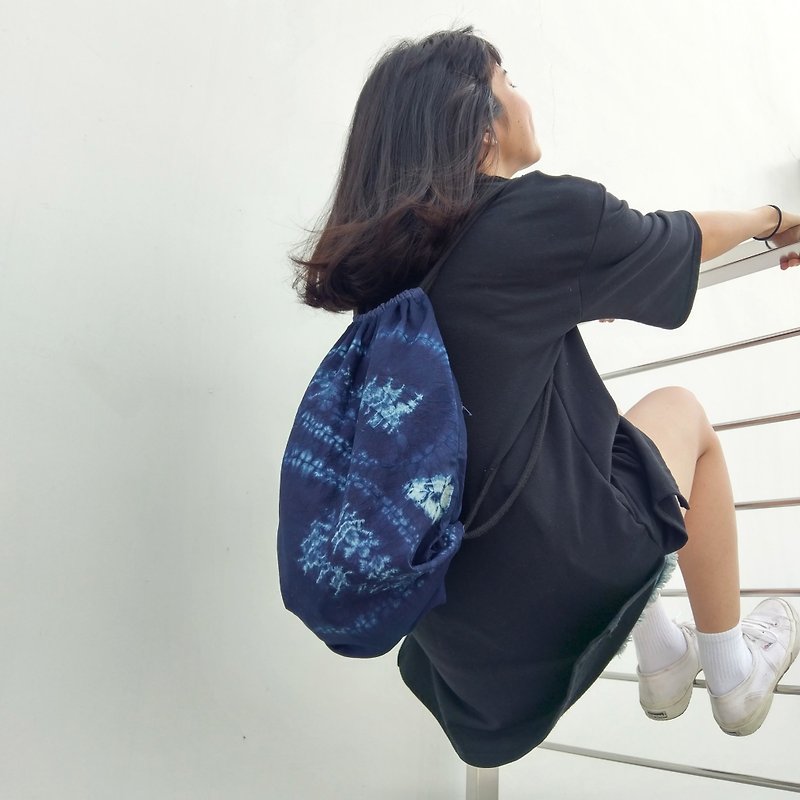 Irregular blue dye / bunch backpack - กระเป๋าหูรูด - ผ้าฝ้าย/ผ้าลินิน สีน้ำเงิน