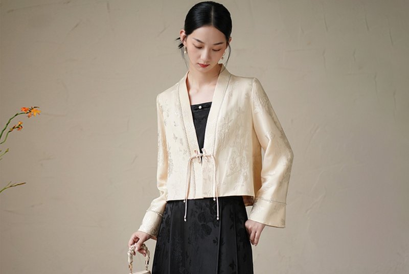 新中式 秋冬漢服改良對襟提花外披上衣短外套 - 女上衣/長袖上衣 - 絲．絹 白色