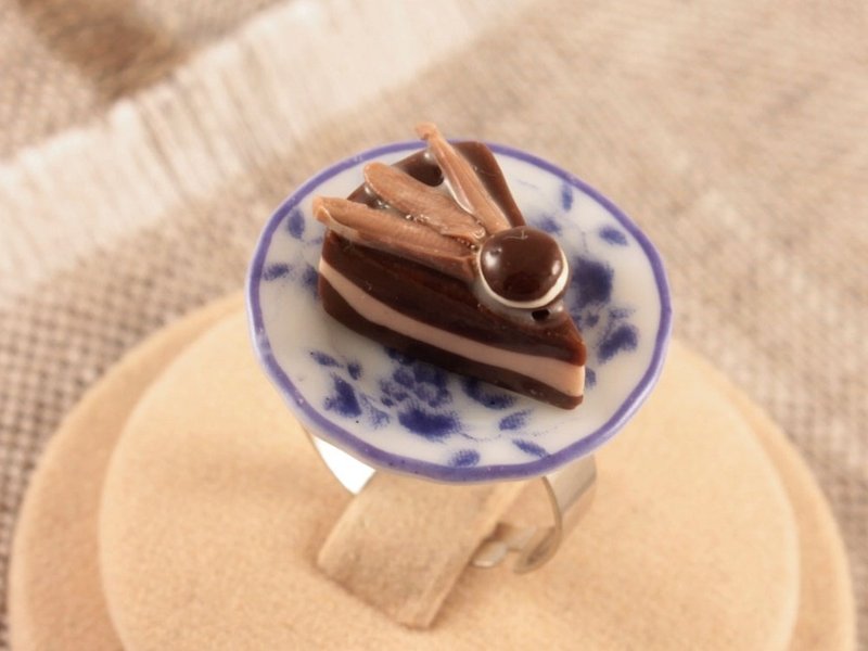 Chocolate Cake Porcelain Plate Blue Brown Adjustable Ring Food Miniature Jewelry - แหวนทั่วไป - เครื่องลายคราม สีน้ำเงิน