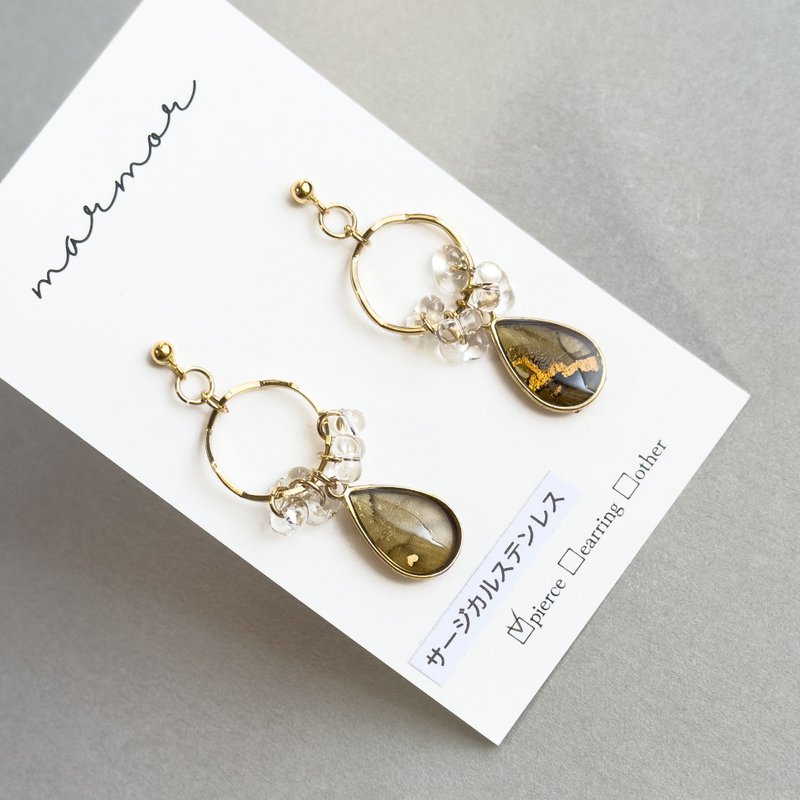 【1点物】カーキブラウン　アルコールインクアート　クリア　ガラス　ピアス　イヤリング　揺れる　フープ　サージカルステンレス　ゴールド　雫　ドロップ　茶色　上品 - 耳環/耳夾/耳骨夾 - 樹脂 卡其色