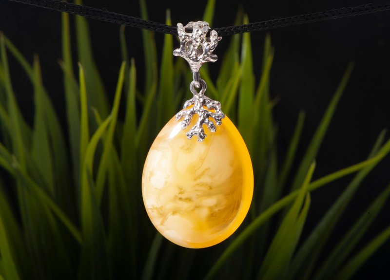 具有精美图案的优雅黄琥珀吊坠 - 項鍊 - 半寶石 黃色