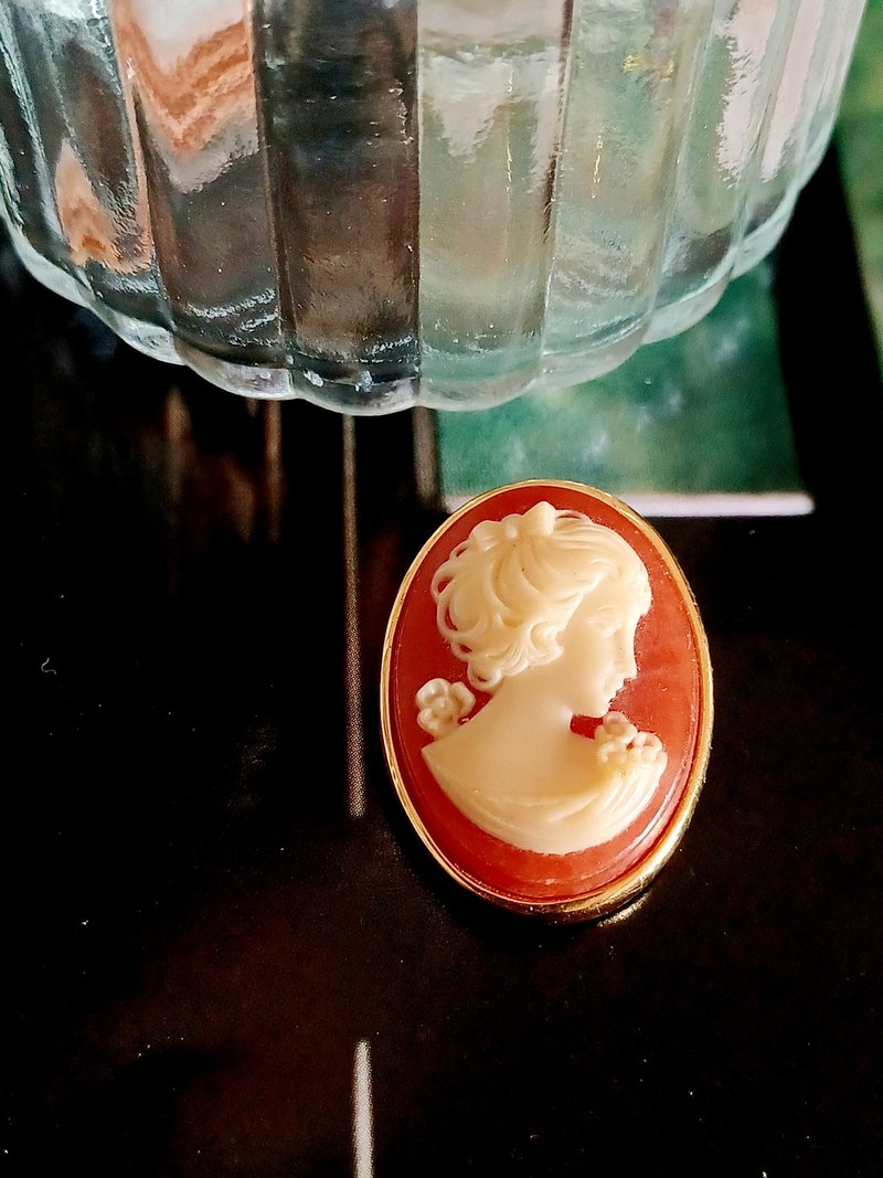 vintage jewelry Trifari CAMEO embossed ladies pin brooch - เข็มกลัด - โลหะ 