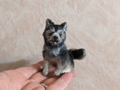 有趣的小狗屋 Alaskan Malamute. 6cm. Crocheted. Miniature. OOAK.
