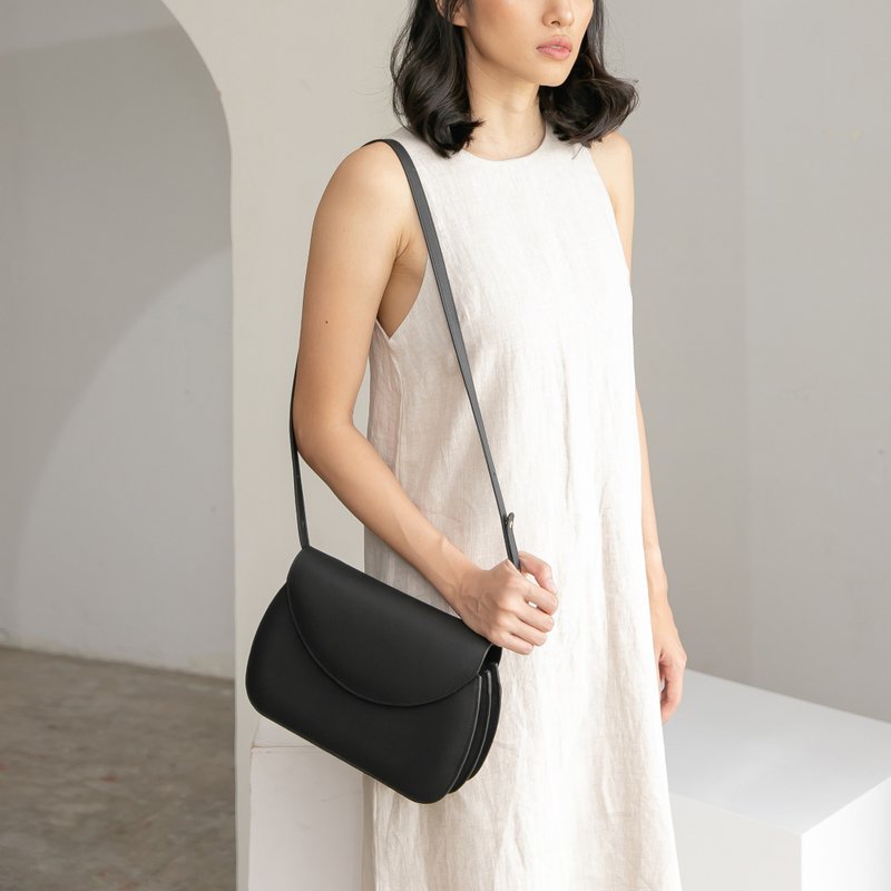 DOUBLE ARCH soft touch leather shoulder bag - Black - กระเป๋าแมสเซนเจอร์ - หนังแท้ สีดำ