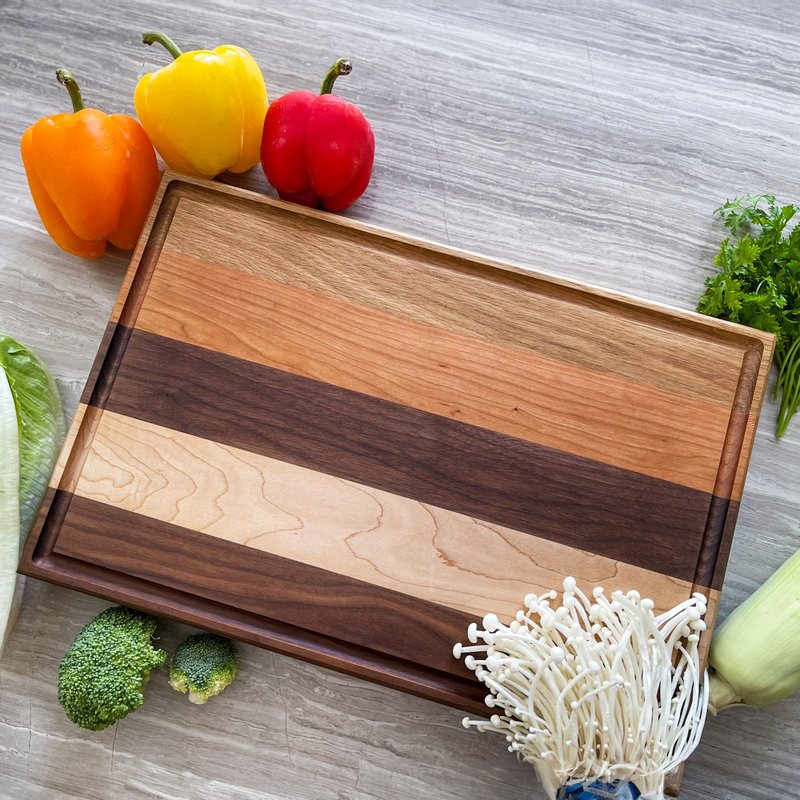 Designed in New York North American Hardwood Cutting Board - ถาดเสิร์ฟ - ไม้ สีนำ้ตาล