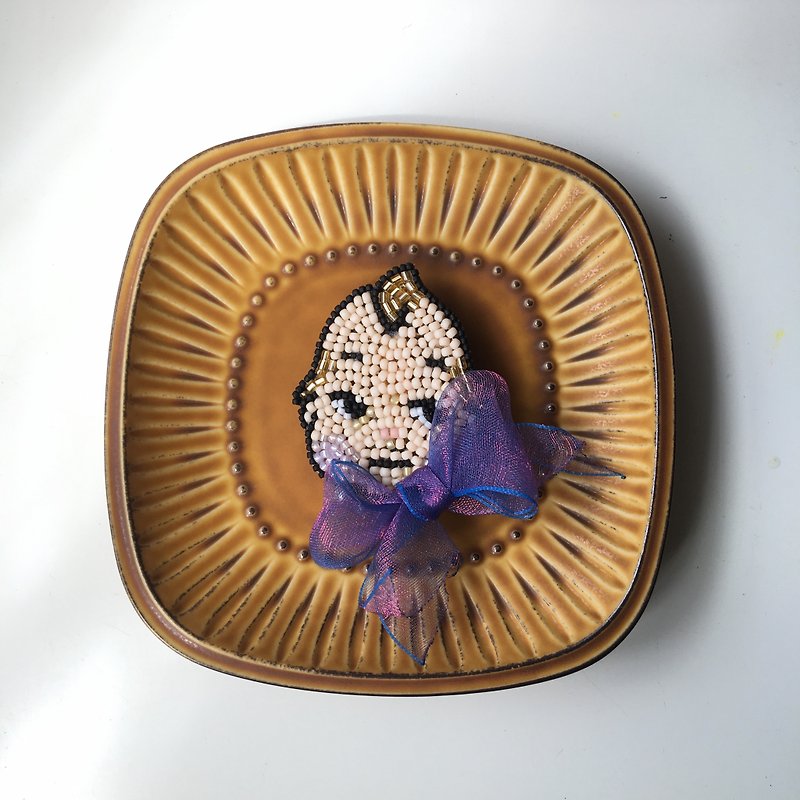 Tearoom I Shinny little girl embroidery brooch - Brooches - Pearl Purple