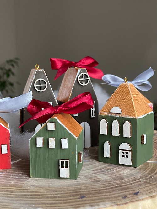 Village Story Set of 6 Wooden Christmas Ornament Houses Craft Kit, Handpainted Christmas Town