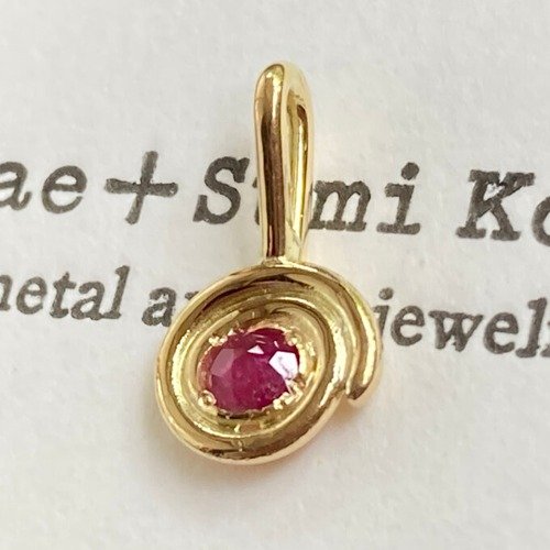 K18 Gold+Pink Spinel◇18金 天然ピンクスピネル渦巻きペンダント