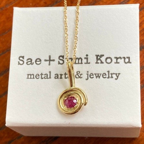 K18 Gold+Pink Spinel◇18金 天然ピンクスピネル渦巻きペンダント