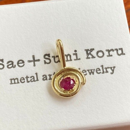 K18 Gold+Pink Spinel◇18金 天然ピンクスピネル渦巻きペンダント