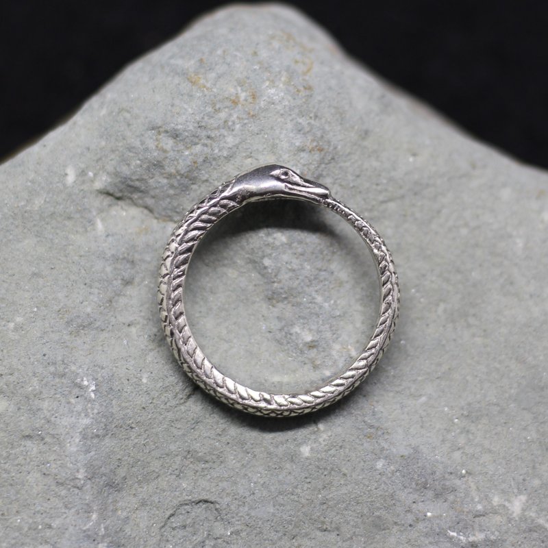 Ouroboros Snake eating Tale silver jewelry Ring. Symbol snake ring. Any size - 戒指 - 純銀 銀色