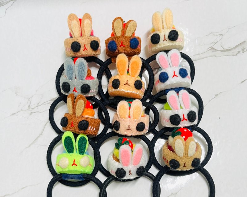 手作不織布髮飾/髮束/髮圈-兔子蛋糕造型 - 髮夾/髮圈 - 其他人造纖維 多色