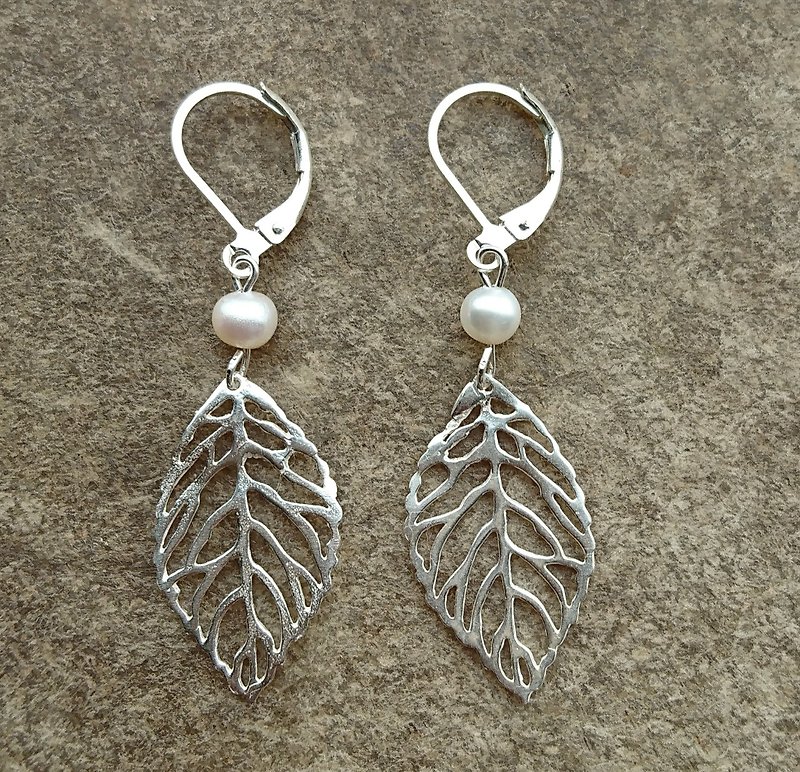Sterling Silver Pearl Leaf Earrings - ต่างหู - โลหะ 