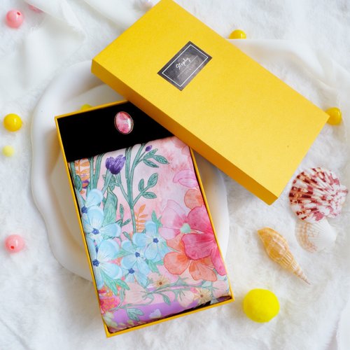 StephyDesignHK 【春日絲巾】花繁蝶舞絲巾+絲巾扣高貴禮盒 | 母親節禮物