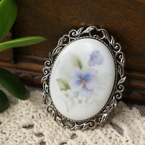 AGATIX Light Purple Lilac Pansy Flowers Porcelain Cameo Silver Oval Brooch Pin Jewelry
