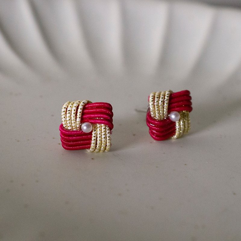 【Veverka】Square line 2.0-water-tipped earrings braided water-tipped fine Clip-On on the ears - Earrings & Clip-ons - Paper Red