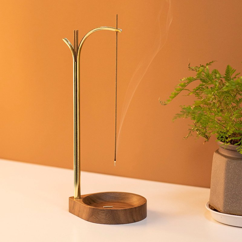 Aromatherapy furnace incense plug upside-down incense device creative line incense sandalwood incense furnace simple Zen decoration walnut wood with Bronze pendulum - น้ำหอม - โลหะ สีทอง