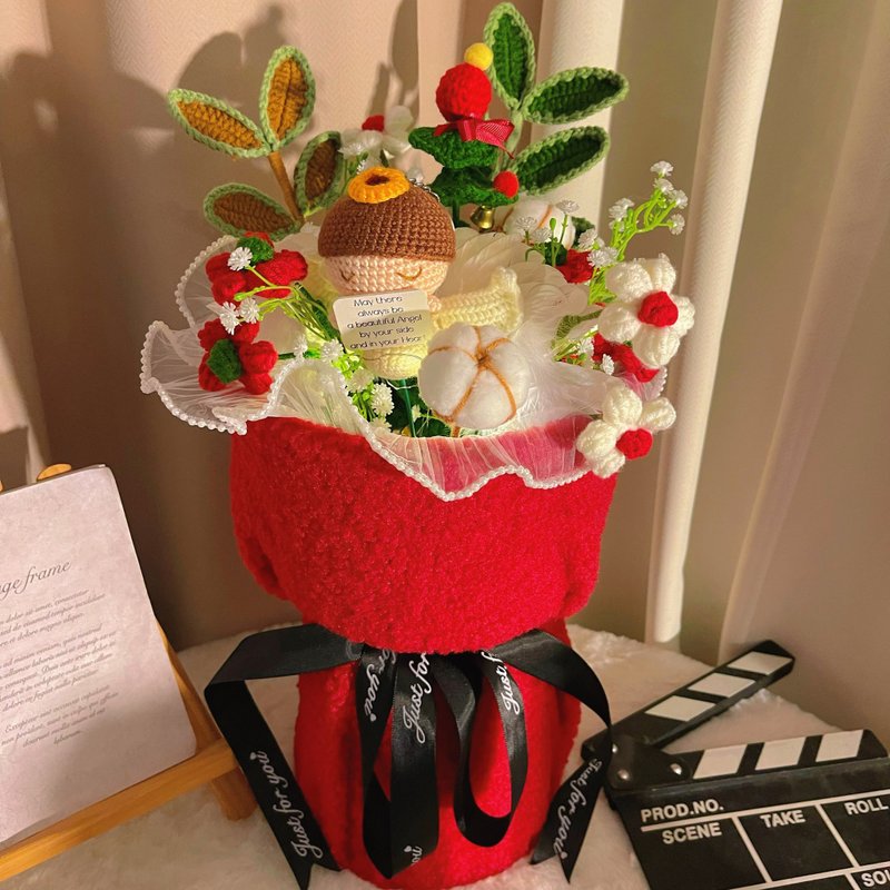 Christmas Theme Crochet Flower and Angel Bouquet in Red Lambswool - ช่อดอกไม้แห้ง - ผ้าฝ้าย/ผ้าลินิน สีแดง