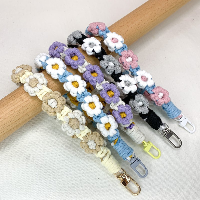 Hand-woven small flower mobile phone strap. Free hanging piece. - เชือก/สายคล้อง - ผ้าฝ้าย/ผ้าลินิน หลากหลายสี