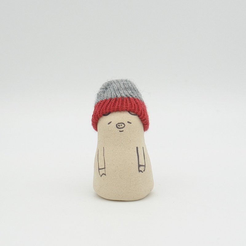 手作り陶人形　ニット帽をかぶったぶたさん　Sサイズ - 擺飾/家飾品 - 陶 卡其色