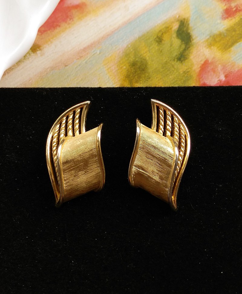 【西洋古董飾品/年代老件】 1970's TRIFARI幾何金屬刷紋夾式耳環 - 耳環/耳夾 - 其他金屬 金色