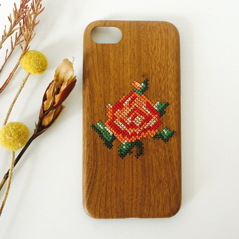Yuansen hand-made original embroidery imitation wood grain phone case retro flower - เคส/ซองมือถือ - วัสดุอื่นๆ สีนำ้ตาล