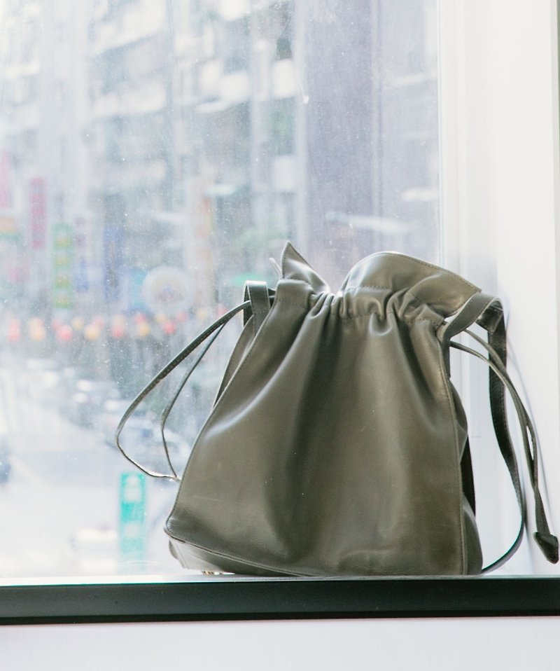 Minimalist Square Shoulder Bag - Distressed Cowhide - Messenger Bags & Sling Bags - Genuine Leather Gray