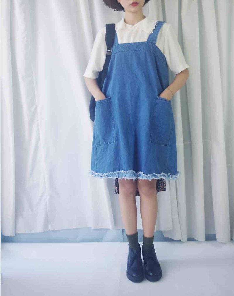 Restyle-古著改造-碎花綁帶繩圍裙牛仔吊帶裙 - 洋裝/連身裙 - 棉．麻 藍色