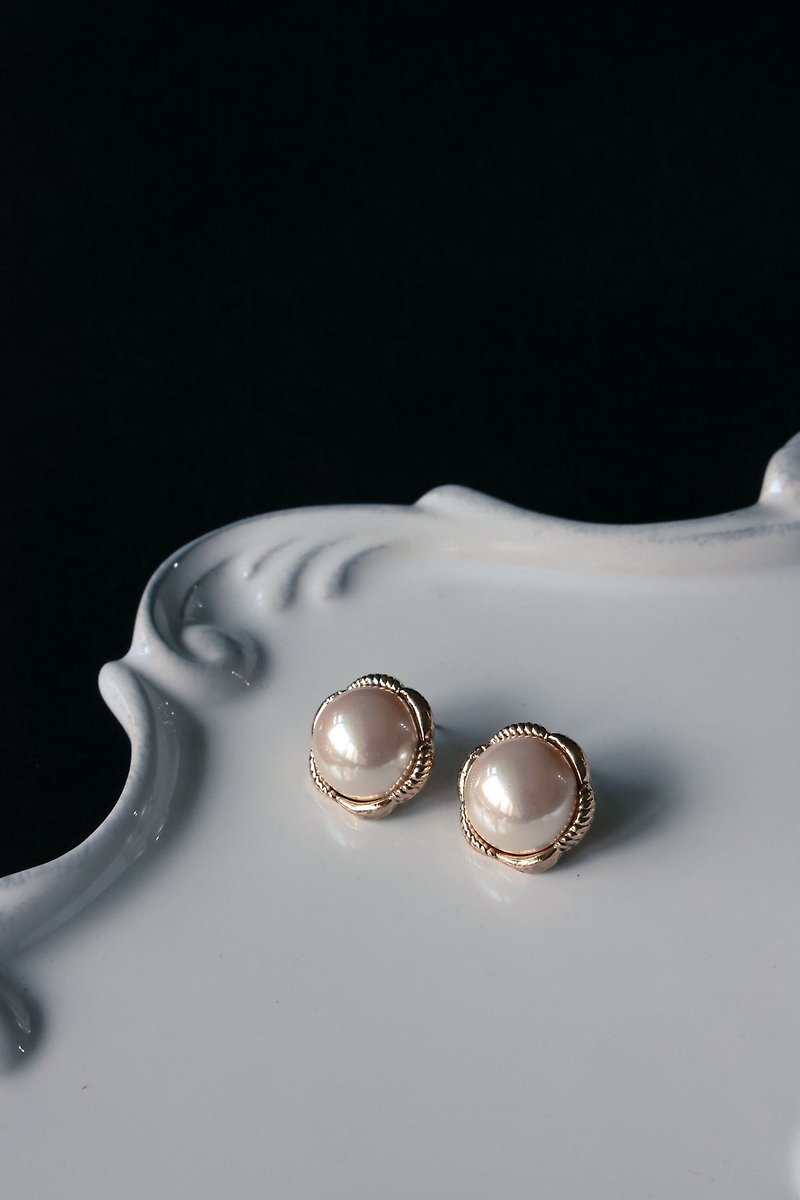 COR-DATE / ancient gold pattern half shell beads earrings / white pearls - Earrings & Clip-ons - Other Materials 