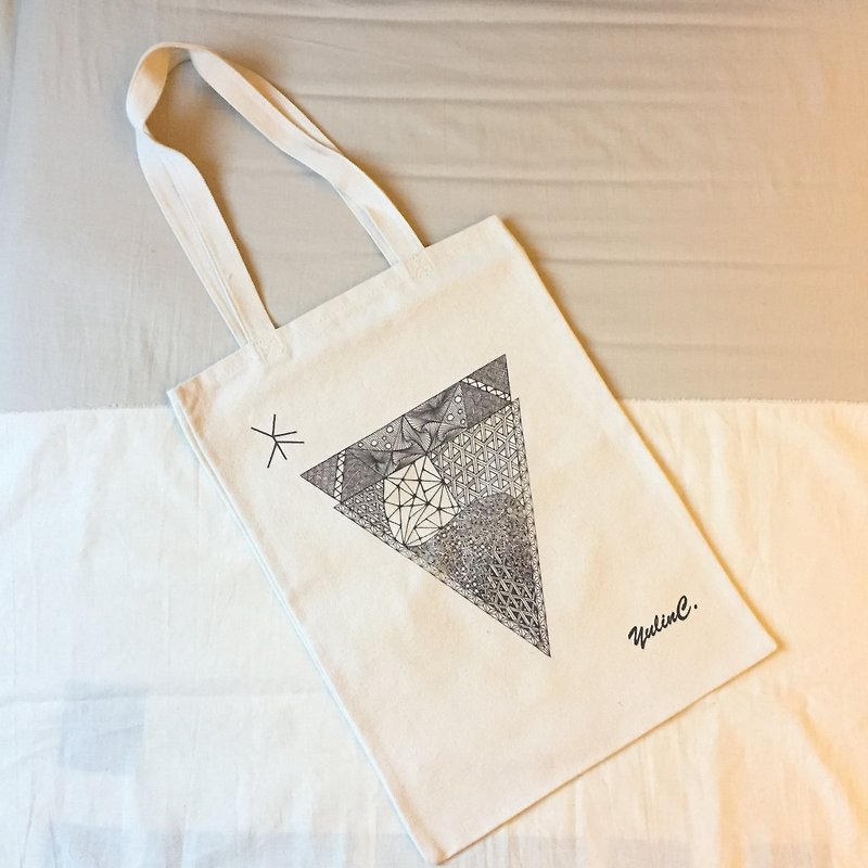 (Limited) Canvas Eco bag in Tangles Art/ Grey DUO Triangles - กระเป๋าแมสเซนเจอร์ - ผ้าฝ้าย/ผ้าลินิน สีเทา