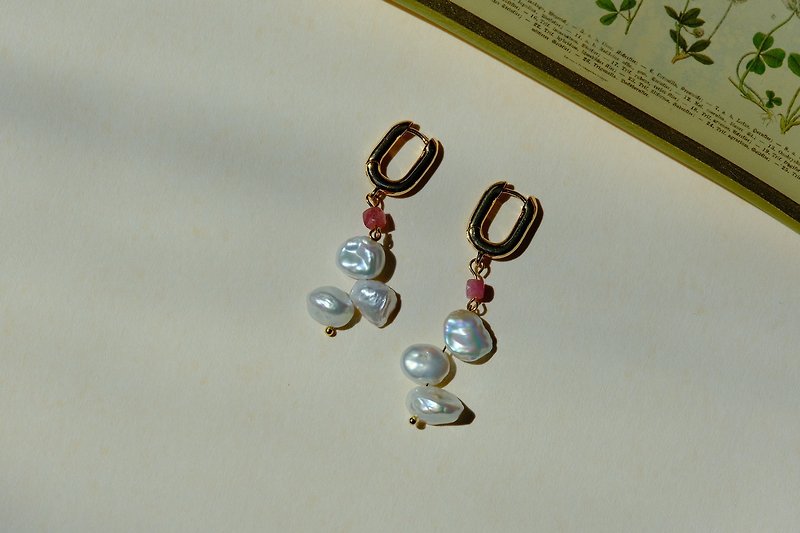 Highlight Blooming Petal Pearl Tourmaline Earrings - ต่างหู - ไข่มุก 
