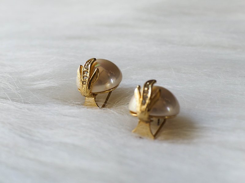 河水山 - 優雅嫩白炫珠氣質女人 古董珠寶輕飾品耳針式飾品 耳環 - 耳環/耳夾 - 其他金屬 金色