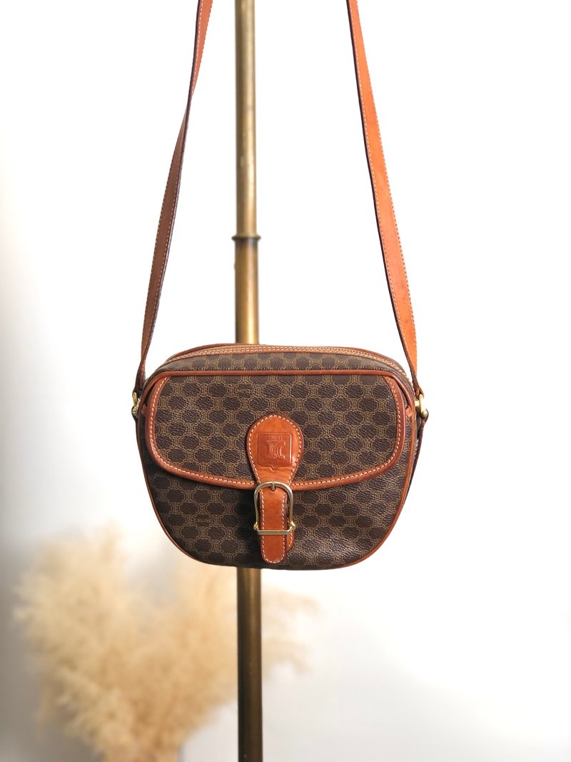 【 日本直送　名牌中古包 】CELINE セリーヌ マカダム ショルダーバッグ ブラウン フロントバックル PVCレザー vintage オールド 8cjnf7 - 側背包/斜背包 - 防水材質 咖啡色