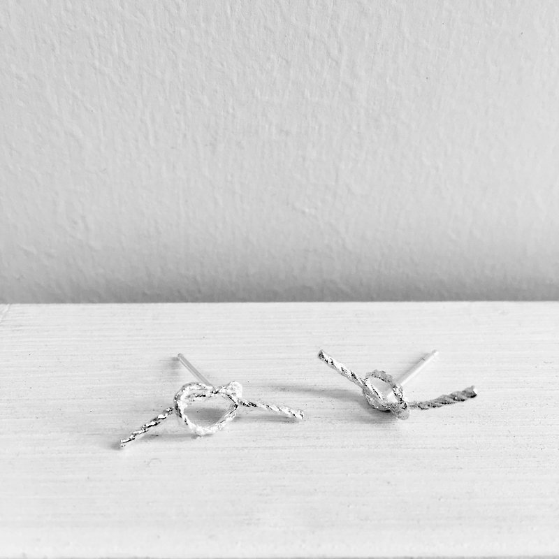 結耳環 Knot Earring 繩子系列 925純銀 - 耳環/耳夾 - 其他金屬 銀色