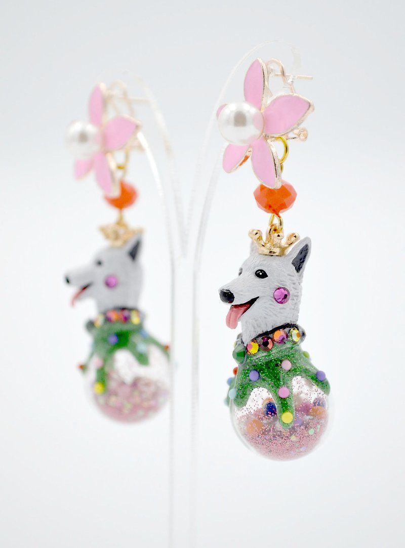 A pair of TIMBEE LO black and white dog glass snowball earrings on sale - ต่างหู - แก้ว สีเขียว