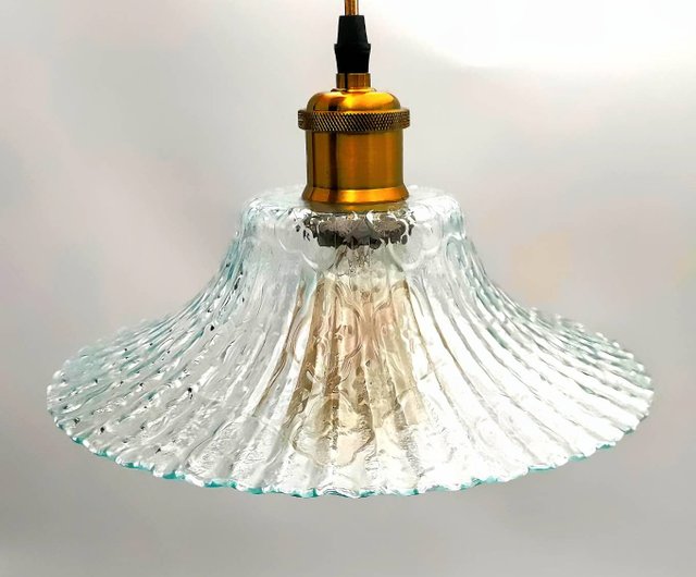 シャンデリア昭和レトロ　アンティーク 英国ヴィクトリアンアンティーク調の3灯式真鍮シャンデリアと清楚な