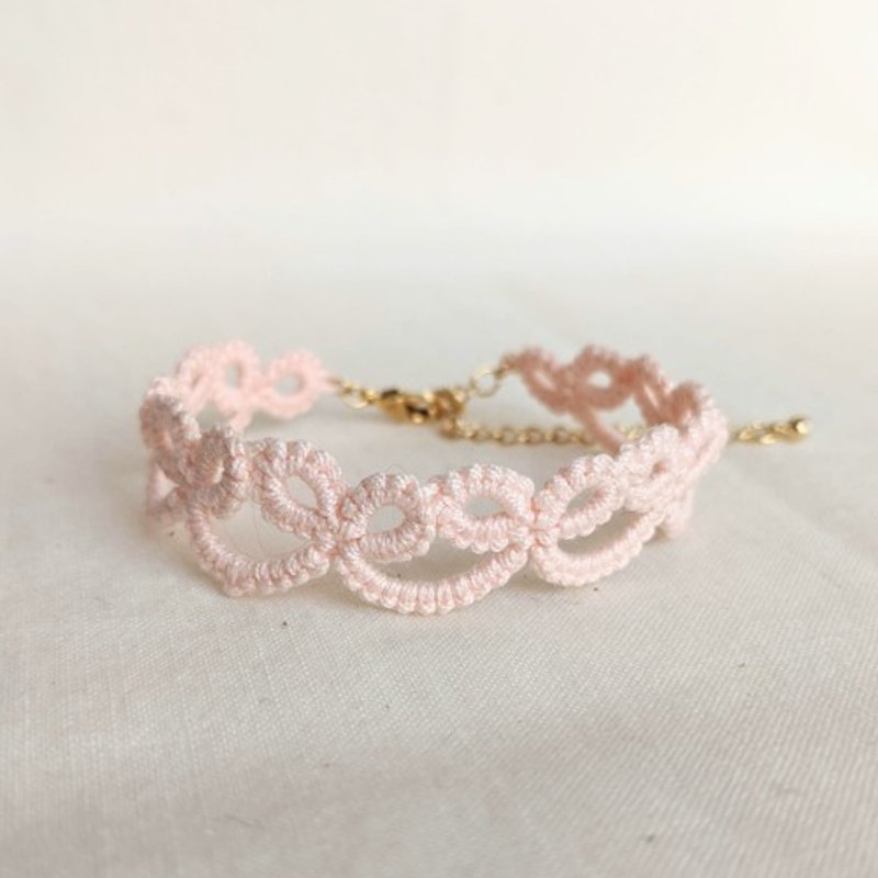 Tatting lace bracelet pale pink - สร้อยข้อมือ - ผ้าฝ้าย/ผ้าลินิน สึชมพู