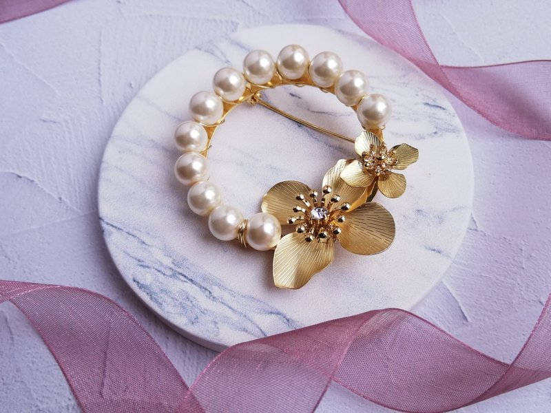 Glass pearl and gold flower brooch - Brooches - Glass Gold