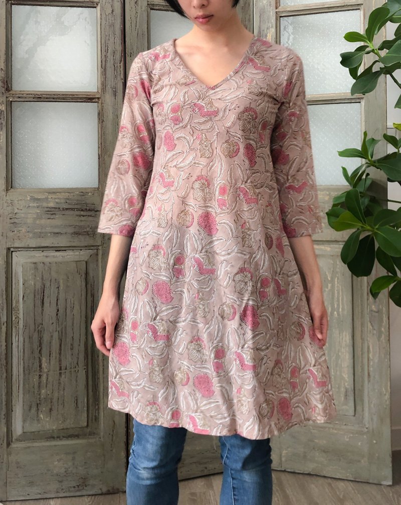 Season's Whisper Snow Powder Ash April Kurta - เสื้อผู้หญิง - ผ้าฝ้าย/ผ้าลินิน สีเทา