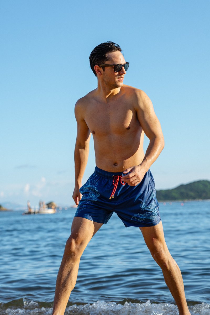 QIPOLOGY x MAZU RESORTWEAR 龍騰波濤游泳短褲 - 男襯衫/休閒襯衫 - 棉．麻 藍色